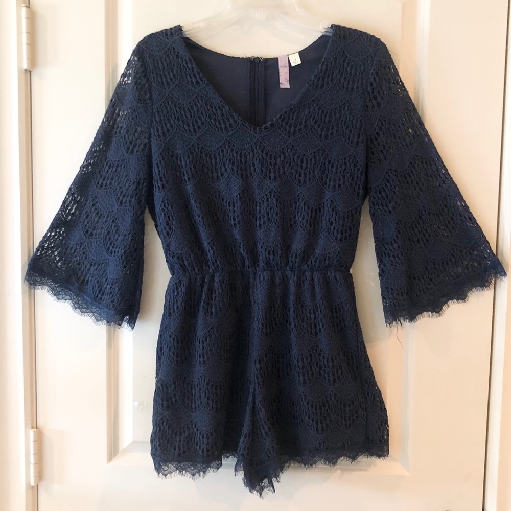 Alya Francesca’s Dark Navy Blue Lace Bell Sleeve Romper Size Small Gameday Wear